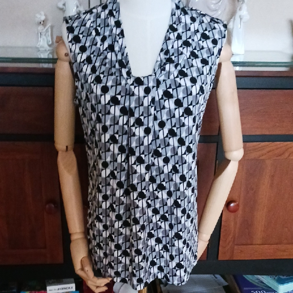 Dana Buchman Black and White Pleated Tank Top